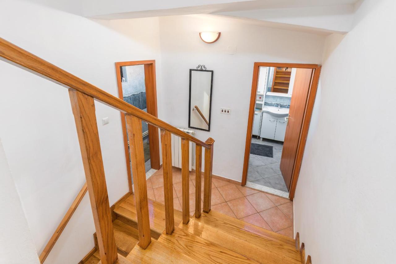 Apartament Lora *