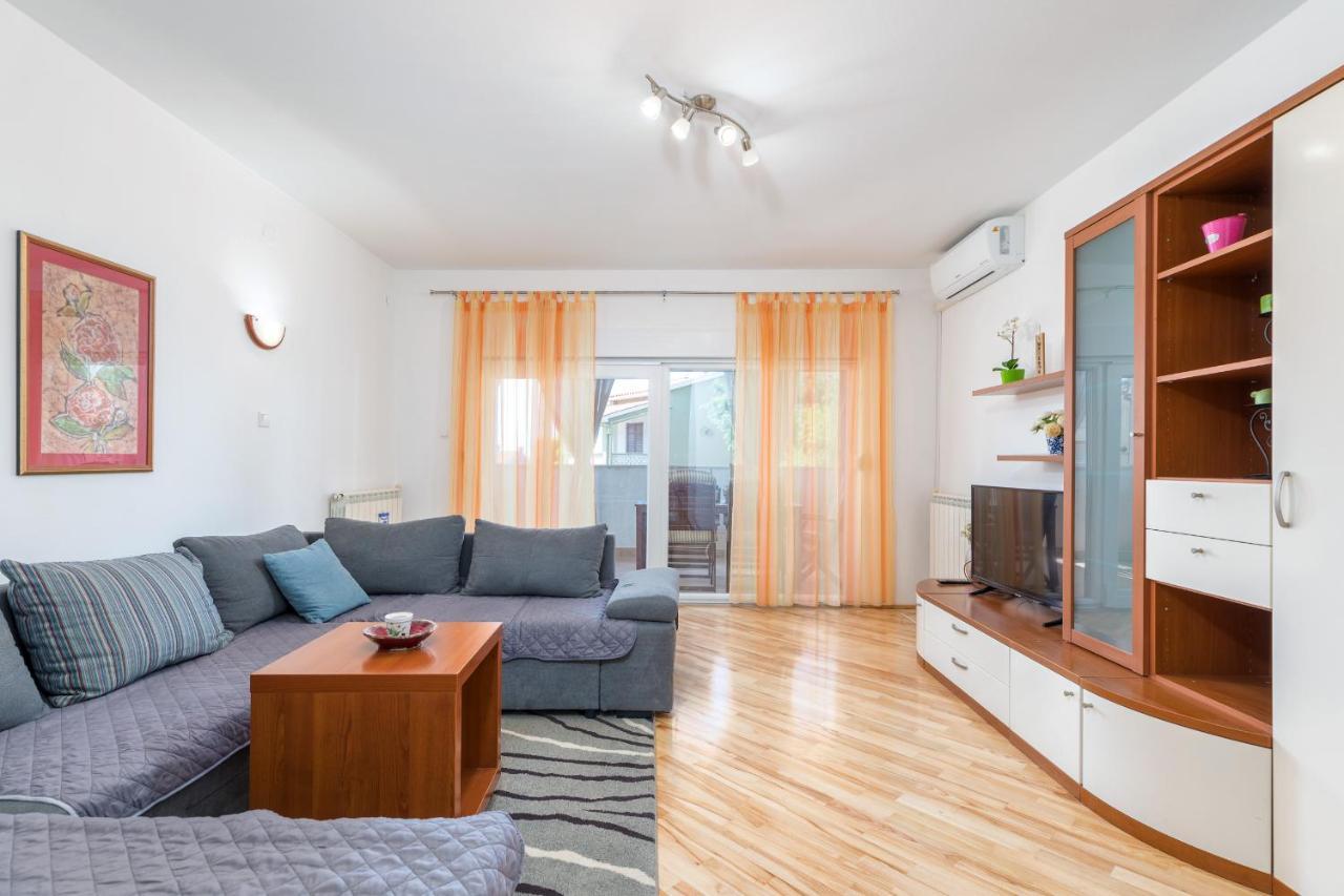 Apartament Lora *