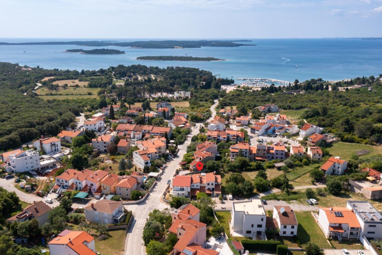Lora * Pula