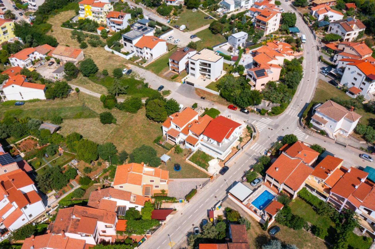 Apartament Lora *